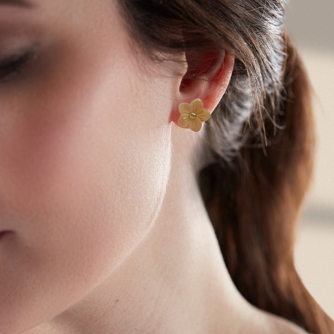 Wendy Mignot | Hibiscus Pearl and White Mother of Pearl Stud