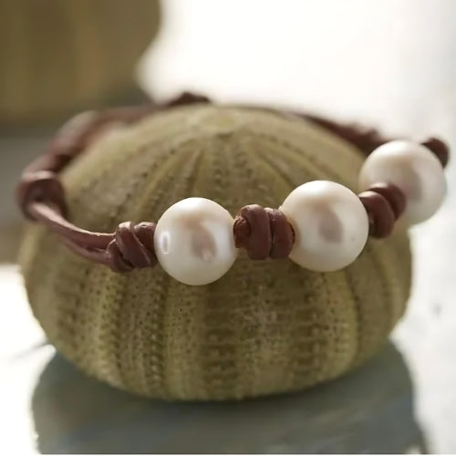 Wendy Mignot Daisy Three Pearl Freshwater Pearl and Leather Bracelet with Knots