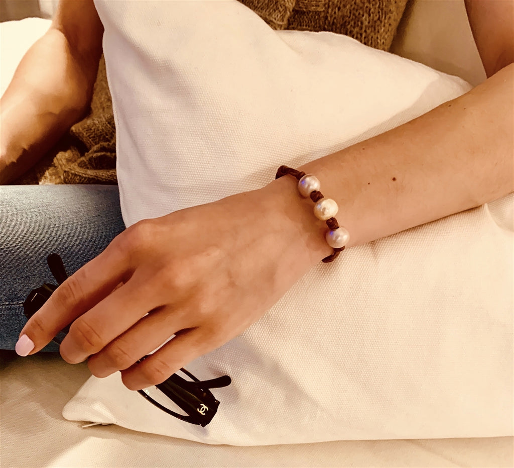 Wendy Mignot Daisy Three Pearl Freshwater Pearl and Leather Bracelet with Knots Blush