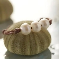 Wendy Mignot Daisy Three Pearl Freshwater Pearl and Leather Bracelet