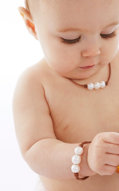 Wendy Mignot Baby Daisy Three Pearl Freshwater Pearl and Leather Bracelet White