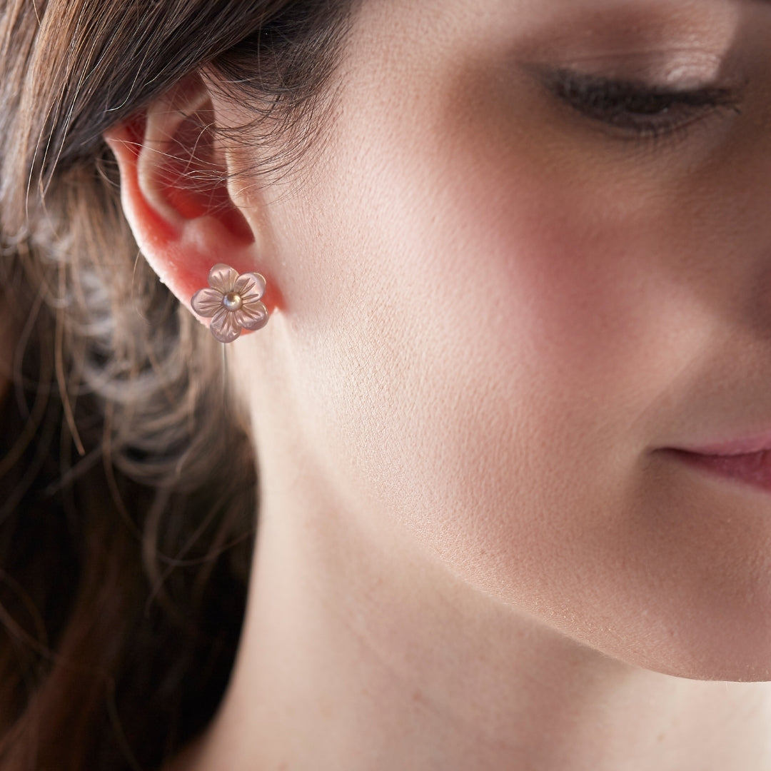 Wendy Mignot | Hibiscus Pearl and White Mother of Pearl Stud