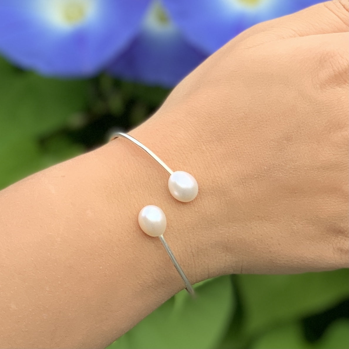 Wendy Mignot Adjustable Silver Natalie Bangle with Freshwater Pearls (White/White)