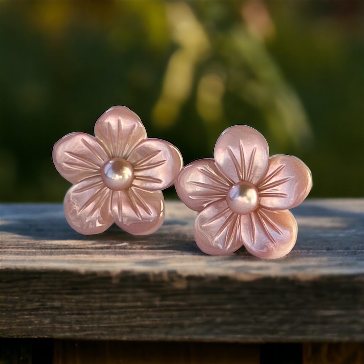 New Savvy good Cie Mother of Pearl flower stud earrings